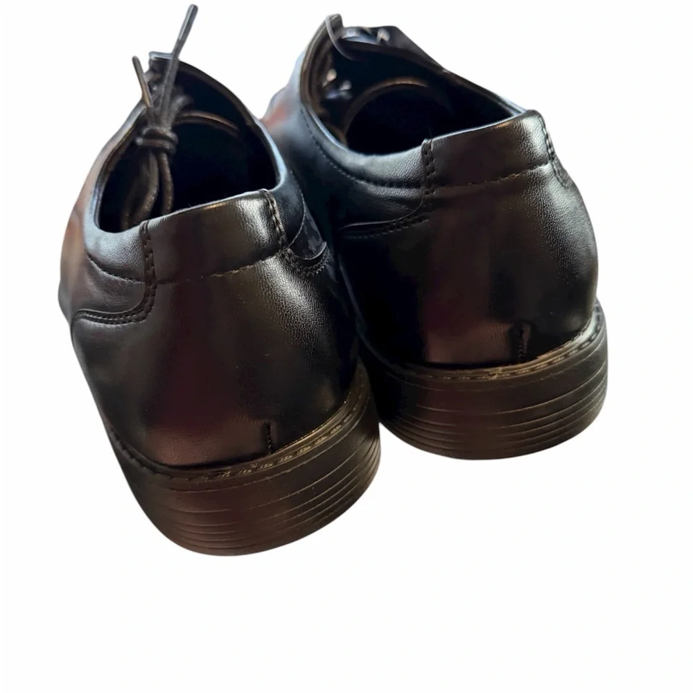 NWT Van Huesen men’s size 9.5 lace Oxfords memory foam black